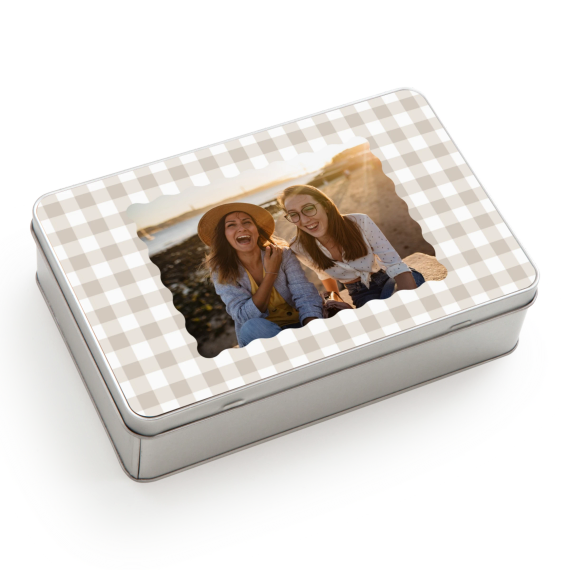 Scalloped Gingham Frame