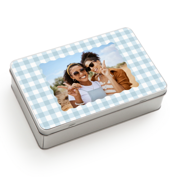 Scalloped Gingham Frame