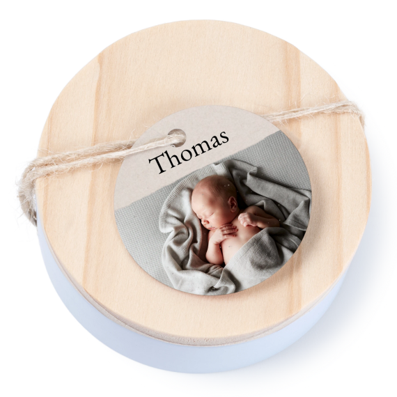Geschenkdose mit graviertem Holzdeckel und runden Stickern- 12 Stk. Geschenkdose mit graviertem Holzdeckel und runden Stickern- 12 Stk.