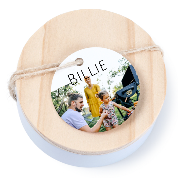 Geschenkdose mit graviertem Holzdeckel und runden Stickern- 12 Stk. Geschenkdose mit graviertem Holzdeckel und runden Stickern- 12 Stk.